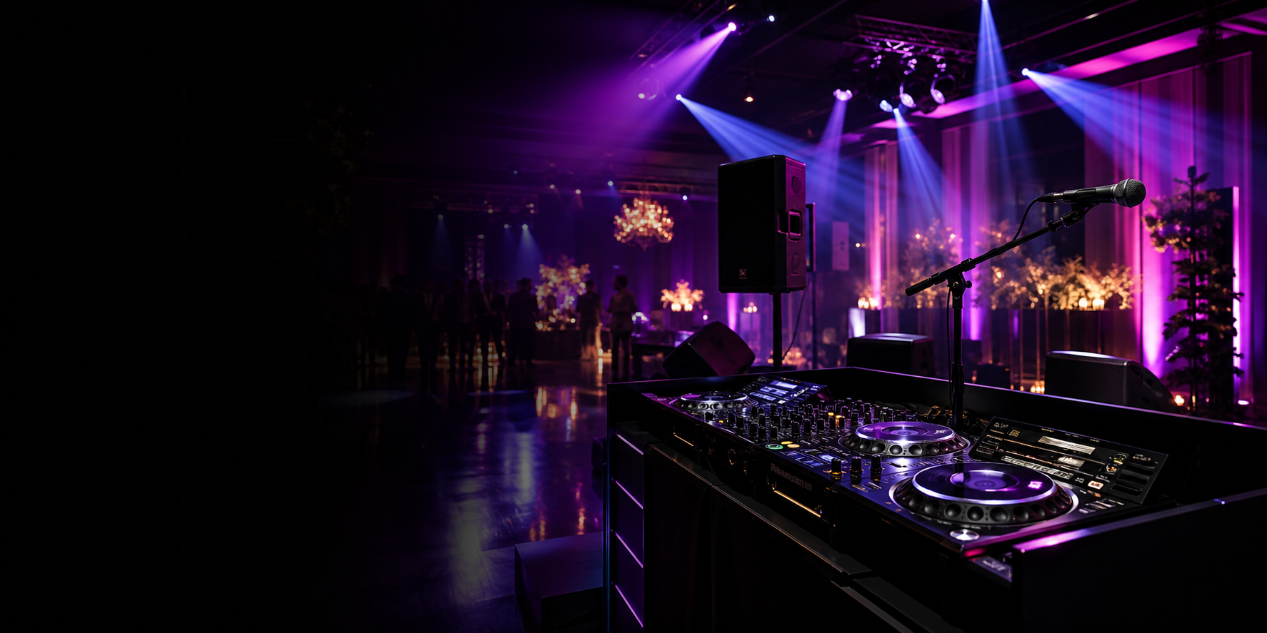 Scène DJ premium avec sonorisation et éclairages événementiels